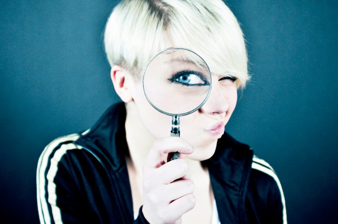 detective with magnifying glass